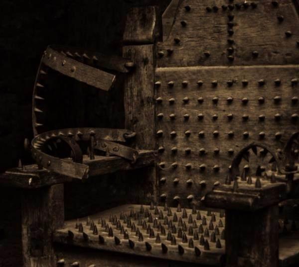 <p><strong>Li Si</strong><br />
<br />
İşkence sandalyesinin mucidi olan Li Si, vatan haini ilan edildi ve kendi icadında kan kaybederek yaşamını yitirdi.</p>
