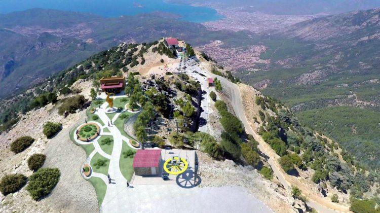 <p>Başlangıç noktasından 8 kişilik kabinlere binenler, 1200 metre pistindeki ara istasyondan geçerek ortalama 6-7 dakikada Babadağ 1700 metre pistine ulaşacak. </p>

