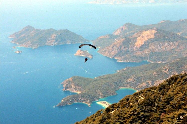 <p><strong>"YARIM MİLYON ZİYARETÇİ"</strong><br />
<br />
FTSO ve FGB şirketi Yönetim Kurulu Başkanı Akif Arıcan projeyle birlikte Babadağ'ın, Türkiye'nin dünyaya açılan penceresi olacağını söyledi. </p>
