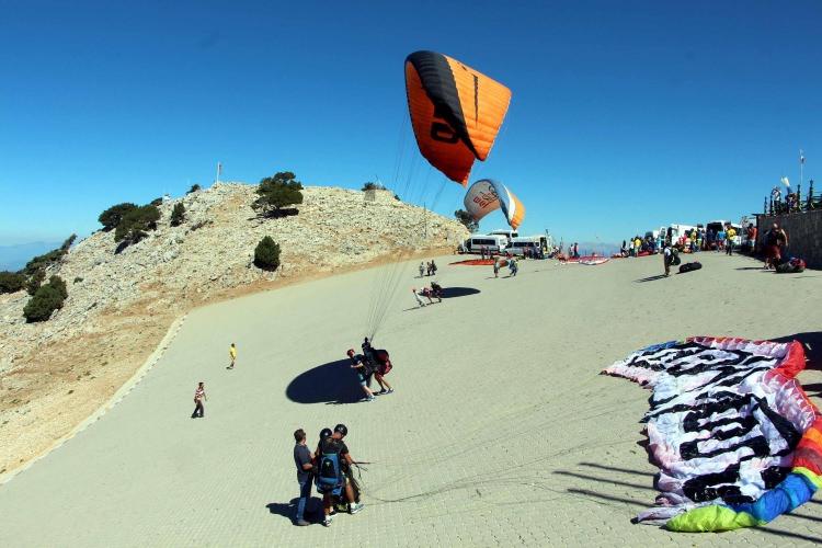 <p>Projenin yıllardır konuşulan turizmin 12 aya yayılması hedefinin en somut adımlarından biri olduğunu anlatan Arıcan, her yıl yarım milyon tatilcinin teleferikle Babadağ'ı ziyaret etmesini beklediklerini kaydetti. </p>
