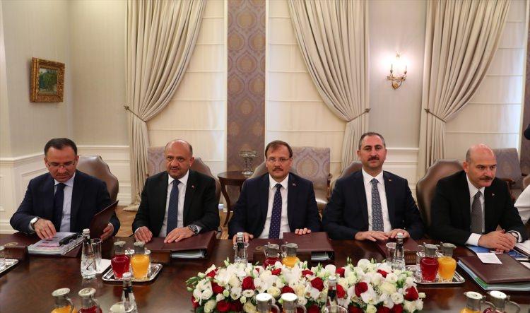 <p>Şura toplantılarının ağustos ayında yapılması zorunluluğu kaldırıldı. Bunun yerine toplantının başbakanın çağrısıyla ihtiyaç duyulan zamanlarda yapılması kararlaştırıldı. Değişiklikle ayrıca daha önce Genelkurmay Başkanlığınca yürütülen şuranın sekretarya hizmetlerini yürütme görevi Milli Savunma Bakanlığına devredildi.</p>
<p> </p>