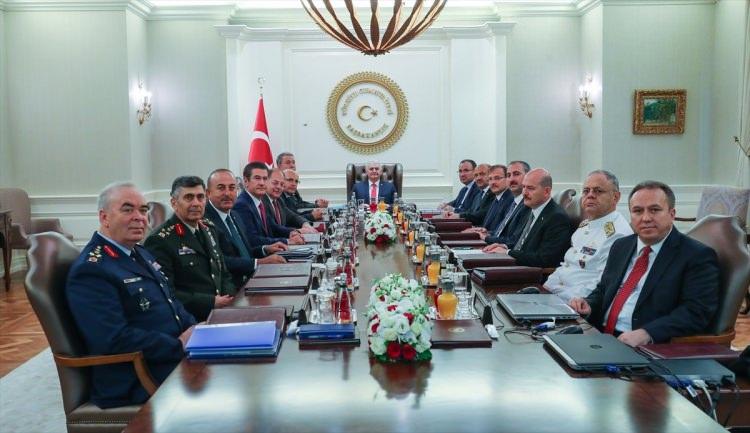 <p>Yüksek Askeri Şura, Başbakan Binali Yıldırım başkanlığında Çankaya Köşkü'nde başladı. Bu YAŞ toplantısı askeri versayetin sona erdirilmesi adına ilkleri barındırıyor.</p>
<p>Türk Silahlı Kuvvetlerinin (TSK), askeri stratejik konseptinin, ana program ve hedeflerinin belirlendiği "çok gizli" nitelikli Yüksek Askeri Şura (YAŞ) toplantılarında yıllar içinde önemli değişiklikler yapıldı. Toplantı masasındaki ilk değişiklik, Cumhurbaşkanı Recep Tayyip Erdoğan'ın Başbakan olduğu dönemde şura başkanı iken, en köklü değişiklik ise Fetullahçı Terör Örgütü'nün (FETÖ) 15 Temmuz darbe girişiminin ardından yaşandı. Peki neler değişti? İşte ayrıntılar...</p>