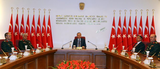 <p>Oturma düzenindeki ilk değişikliğe 2011 yılının Ağustos ayında gerçekleştirilen şura toplantısında gidildi. O dönem Başbakan olan Cumhurbaşkanı Erdoğan, masanın başında tek başına otururken, sağ tarafında Genelkurmay Başkanvekili ve Kara Kuvvetleri Komutanı Orgeneral Necdet Özel, dönemin Milli Savunma Bakanı İsmet Yılmaz yer aldı.</p>
<p> </p>
