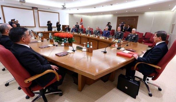 <p>Yüksek Askeri Şura (YAŞ), Başbakan Ahmet Davutoğlu başkanlığında toplandı YAŞ'ın ağustos ayı olağan toplantısı, Çakmak Salonu'nda başladı.</p>
