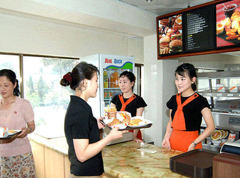 <p>Her daim ABD’ye kafa tutan Kuzey Kore’de, Amerikan icadı ‘fast-food’ restoranların ilki açıldı, ama menüde hamburger geçmiyor. Adeta şifrelenerek ‘kıyılmış sığır eti ve ekmek’ yazıyor.  Ama günlük gelirin 1 dolar olduğu ülkede 1.7 dolarlık hamburgerleri kimlerin yiyeceği soru işareti.</p>

