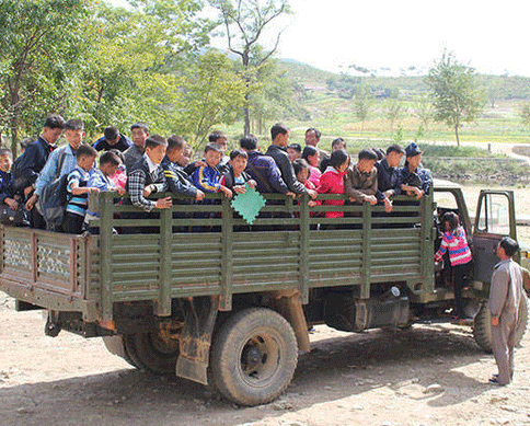 <p>Öğrencileri taşıyan bir okul servisi...</p>
