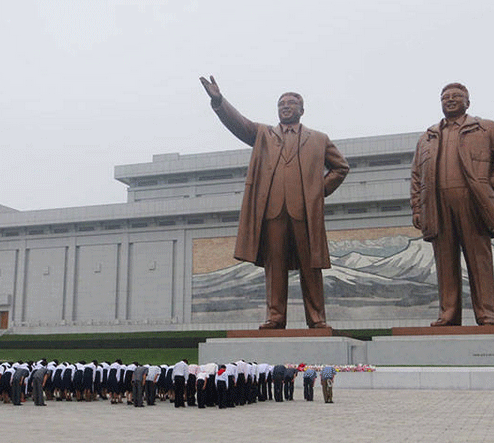 <p>Kuzey Kore'ye gelen ziyaretçilerin de Kim Il Sung'a saygısını göstermesi gerekiyor. ykelinin önünde günün her saatinde çiçek bırakıp, saygı duruşunda bulunan ziyaretçiler görülüyor.</p>
