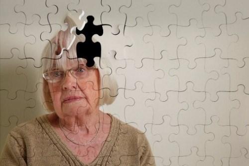 <p>Alzheimer tüm demanslı hastaların yüzde 50-75’ini oluşturur. Uzak hafızanın (geçmişte yaşanan olaylarla ilgili hafıza) korunduğu, yakın zamanla ilgili hafıza süreçlerinin bozulduğu bu hastalıkta yeni bilgilerin öğrenilmesinde ve kaydedilmesinde zorluk vardır.</p>
