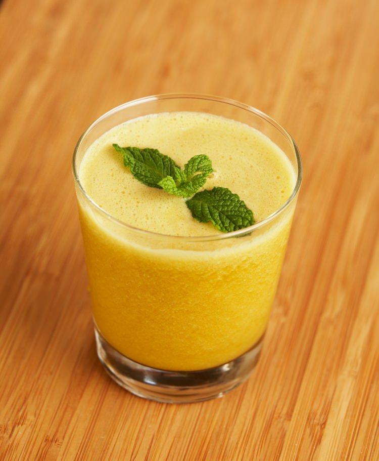<p><strong>Naneli, limonlu elma suyu</strong></p>
<p>Malzemeler: 1 lt taze elma suyu, nane, 100 ml limon suyu, 1 limon, buz</p>
<p> </p>