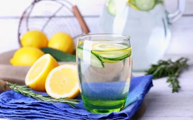 <p><strong>Yapılışı:</strong> Dilimlenmiş biber ve 2 salatalığın üzerine şeker ekleyip 1 saat bekletin. Kalan salatalığı ve 1 limonu da doğrayın. </p>
