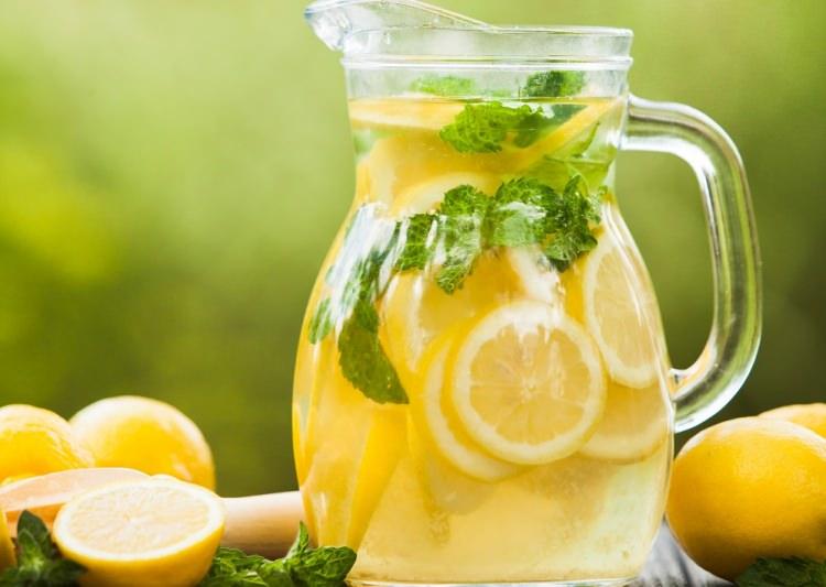 <p><strong>Limonata</strong></p>
<p><strong>Malzemeler:</strong> 5 adet limon, 1 lt soda, taze nane, buz</p>