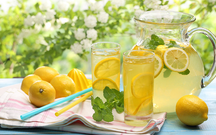 <p><strong>Yapılışı: </strong>4 limonun suyunu sıkıp, kalan bir limonu dilimleyin. Tüm malzemeleri sürahide karıştırıp, üzerine buz ve nane koyun.</p>
