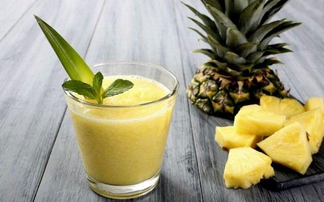 <p><strong>Ananas suyu</strong></p>
<p><strong>Malzemeler: </strong>1 lt soda, 1 limon, 1 kutu ananas suyu, nane</p>