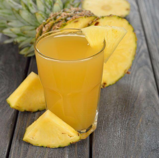 <p><strong>Yapılışı: </strong>Bir miktar suyu dilediğin kadar şeker ile kaynatın. Limonun kabuğunu rendeleyip, suyunu sıkın. Su soğumadan içine limon rendesini ekleyin. Suyu karşımı soğuduktan sonra süzgeçten geçirip, bir sürahiye alın. </p>