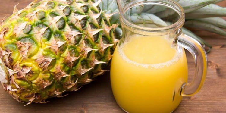<p>Bu suya, limon ve ananas sularını ekleyin. Son olarak ananasları doğrayıp, karışıma ilave edip dolapta soğutun.</p>