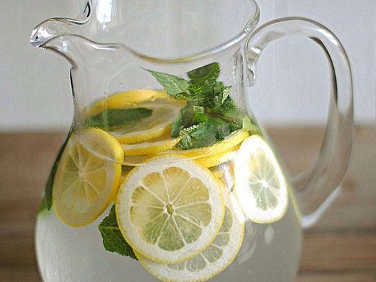 <p>Misket limonun kabuğunu bir yere rendeleyip, ayrı bir yere suyunu sıkın. Misket limonun üzerine 2 limon daha sıkıp bekletin</p>