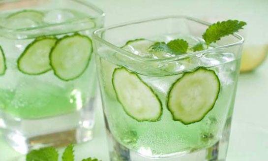 <p>Kaynamaya başladığında ocaktan alıp, soğumaya bırakın. Soğuyan karışımın üzerine soda, buz ve limon suyunu ekleyin. Son aşamada karşımı nane ve limon dilimleri ile renklendirin.</p>