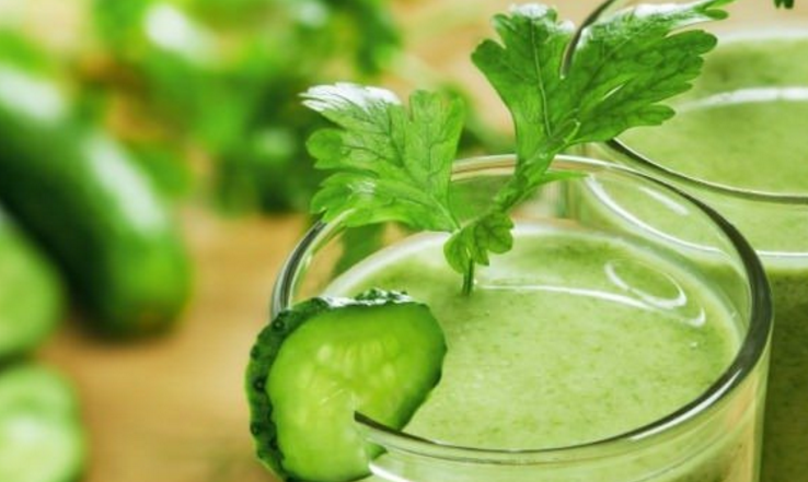 <p>Nane yapraklarını bir sürahiye koyduktan sonra, aynı sürahiye misket limonun kabuğunu, limon dilimlerini, şekerlenmiş salatalık ve biberi ekleyin</p>
