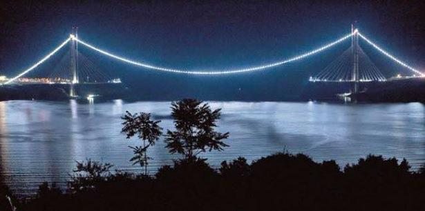 <p>Yavuz Sultan Selim Köprüsü ya da Üçüncü Boğaz Köprüsü, İstanbul Boğazı'nın Karadeniz'e bakan kuzey tarafında yapımına başlanan üçüncü köprüdür.</p>