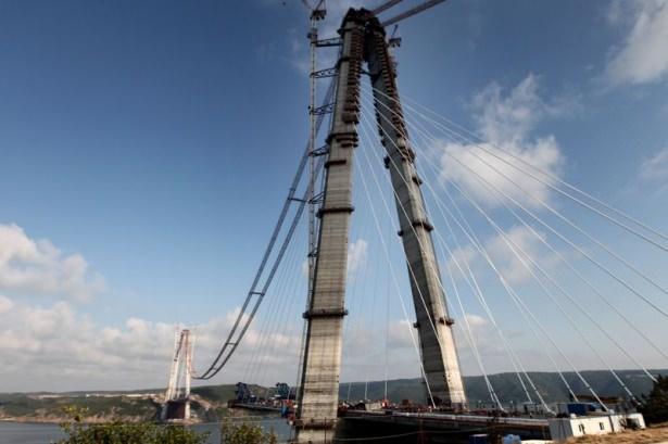 <p>Her ay 20 bin yeni aracın trafiğe katıldığı İstanbul'da kayıtlı olan yaklaşık 2.5 milyon araç bulunmaktadır.</p>
