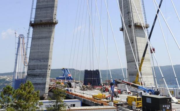 <p>Yavuz Sultan Selim Köprüsü inşaatı, köprünün her iki ayağının oturduğu Garipçe ve Poyrazköy mevkilerinde eş zamanlı olarak yapılmaktadır.</p>