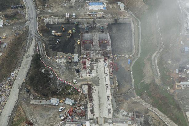 <p>Projede 22 metrelik çap ile Avrupa'nın en geniş tüneli de inşa edilmektedir. Projede kullanılacak tabliyelerin ağırlığı 870'er tondur.</p>
