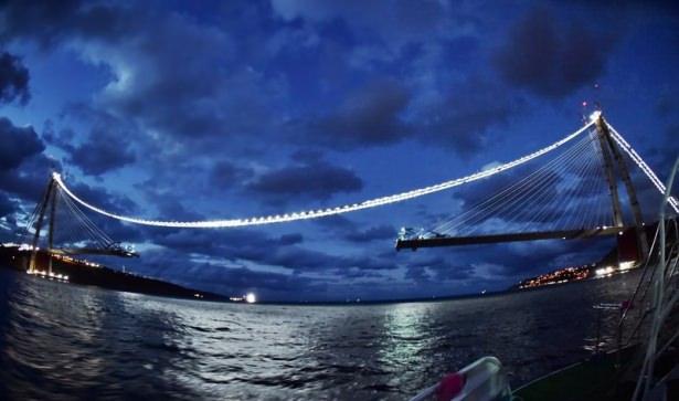 <p><span style="color:rgb(255, 215, 0)"><strong>Yavuz Sultan Selim Köprüsü ışıklandırıldı</strong></span><br />
<br />
29 Ekim'de açılması planlanan Yavuz Sultan Selim Köprüsü, bayram sonrasında başlayacak olan ana halat çekim işlemleri için ışıklandırıldı.</p>
