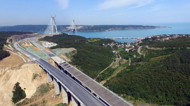 <p>Avrupa ile Asya kıtalarını birbirine bağlayan, Cumhuriyet tarihinin en önemli projelerinden Yavuz Sultan Selim Köprüsü'nün bağlantı yollarında çalışmalar hız kazandı. Köprünün bağlantı yollarıyla 26 Ağustos'ta açılmasına kesin gözüyle bakılıyor.</p>

<p> </p>
