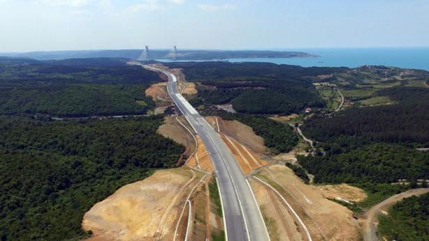 <p>Bittiğinde dünyanın en geniş köprüsü unvanını alacak Kuzey Marmara Otoyolu Projesi kapsamında İstanbul'a inşa edilen 3. Boğaz Köprüsü, toplamda 8 şeritli olacak.</p>
