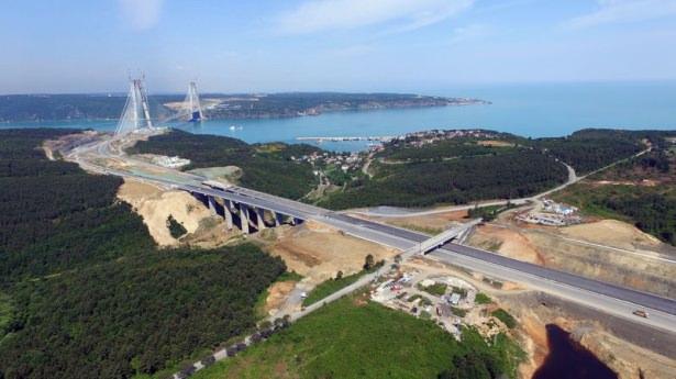 <p>İstanbul'daki transit trafik yükünün hafifletilmesi, araçların şehir içi trafiğine girmeden erişim kontrollü, yüksek standartlı, kesintisiz, emniyetli ve konforlu bir yol ile zamandan tasarruf edilerek transit geçişin sağlanması, diğer ulaşım modları ile entegrasyonun sağlanmasıyla İstanbul şehir içi trafiğinde yaşanan yoğunluğun azaltılması, yoğun trafikten kaynaklanan hava kirliliği ve çevre sorunlarının ortadan kaldırılması öngörülüyor.</p>