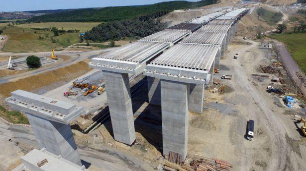 <p>Köprünün 120 kilometre uzunluğundaki otoyol ve bağlantı yolları ile beraber 26 Ağustos'ta açılışının yapılması planlanıyor. Projenin bu tarihte hizmete açılması konusunda herhangi bir sıkıntı görülmüyor.</p>