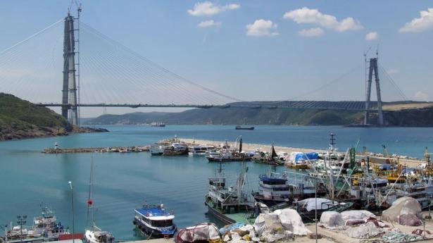 <p><strong>KÖPRÜDE ASFALT DÖKÜM İŞLEMLERİ SONLANDI</strong></p>
<p>Üst yapı işlemlerinde de son aşamaya gelinen köprüde asfalt dökümü tamamlandı. Bu kapsamda öncelikle çelik tabliye yüzeylerinin kumlaması yapıldı. Hemen akabinde boya ve izolasyon malzemeleri ile çelik tabliye yüzeyleri, korozyona karşı tamamen koruma altına alındı.</p>