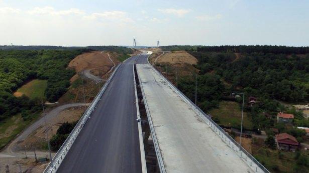 <p>Ana açıklık ve arka açıklıkta toplamda 11 bin 500 ton asfalt serildi. Asfalt çalışmaları gece ve gündüz vardiyalarıyla yaklaşık 150 kişilik bir ekiple sürdürüldü. İzolasyon ve asfalt çalışmaları, 2 aydan daha kısa bir sürede tamamlandı.</p>