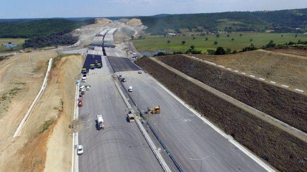 <p><strong>KÖPRÜNÜN KULE ŞAPKALARININ MONTAJINA BAŞLANDI</strong></p>
<p>Konsept tasarımı, "Fransız köprü üstadı" olarak nitelendirilen yapı mühendisi Michel Virlogeux ile İsviçreli Ti Engineering firması tarafından yapılan köprünün kule şapkalarının yerdeki montajına da başlandı. Kule şapkaları, montaj sonrası vinçler yardımıyla yaklaşık 300 metre kaldırılarak yerine konulacak. Böylece 322 metrelik köprü kuleleri son halini alacak.</p>