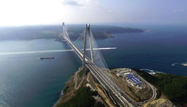 <p>Rekor bir hızla döşenen tabliyelerin ardından 9 metrelik son tabliye 9 Mart 2016 tarihinde düzenlenen törenle yerine yerleştirilmişti. Yalnız köprüde değil, Çevre yollarında süren viyadük ve yol yapım çalışmalarında ise ilk yol asfaltlamaları 2014 yılında başlanmıştı.</p>

<p> </p>
