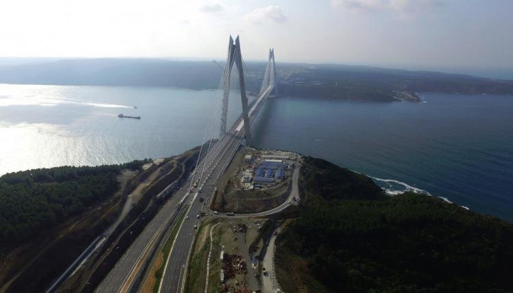 <p>Köprünün toplam uzunluğu ise 2 bin 164 metre. Köprü bu özelliği ile üzerinde raylı sistem olan dünyanın en uzun asma köprüsü olacak. Köprü kulelerinin boyu açısında da köprü yeni bir rekora imza atıyor.</p>

<p> </p>
