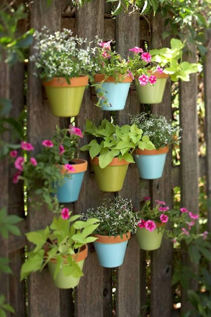 <p>Bahçe dekorasyonlarında basit eşyalarla birbirinden farklı ve özgün süslemeler, objeler kullanabilirsiniz. </p>
