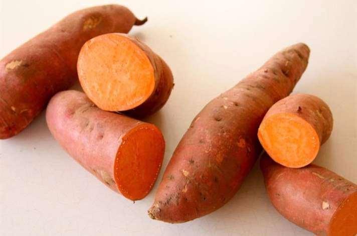 <p><strong>Tatlı patates</strong></p>
<p>Görünümü pankreasa benzetilir. Şeker hastalarının glisemik indeksini dengelemeye yardımcı olur.</p>