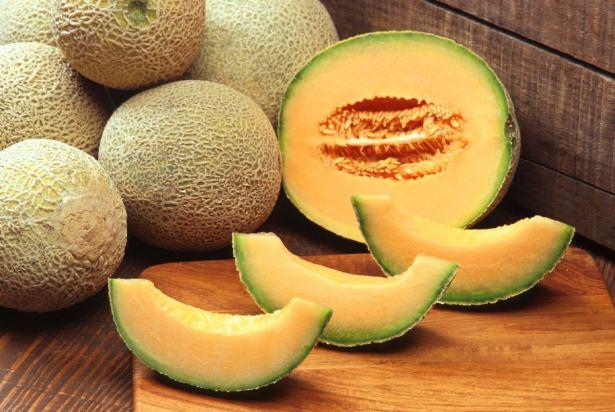 <p><strong>Kavun:</strong> 100 gramı yaklaşık 28 kalori olan kavun da karpuz gibi sulu olan yaz meyvelerindendir. </p>