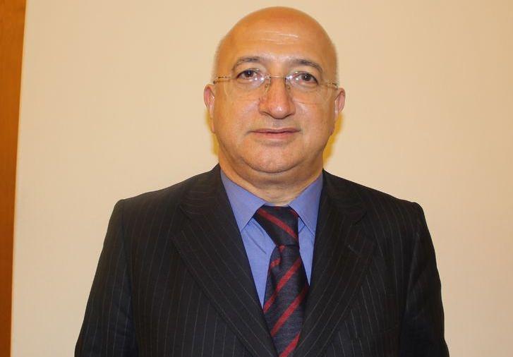 <p><strong>Vahap Munyar - Hürriyet<br />
<br />
<span style="color:#FFD700">Güle güle Hasan Abi</span></strong><br />
<br />
29 ARALIK gecesi sabaha karşı Cumhurbaşkanı Recep Tayyip Erdoğan'ın konvoyu eşliğinde Mekke'ya vardığımızda, geziyi izleyen 17 gazeteci olarak hepimizde heyecan ve telaş vardı:</p>
<p>-Tavafta Sayın Cumhurbaşkanı için oluşturulacak güvenlik çemberinin içinde yer almaya bakalım. Ancak o zaman Kabe'nin içine girme şansı yakalarız. Yeni Akit Gazetesi Yayın Koordinatörü Hasan Karakaya...<br />
<br />
<br />
<strong><a href="http://sosyal.hurriyet.com.tr/yazar/vahap-munyar_44/kktcye-suyu-goturen-boruyu-yaptik-dagitimi-isletmeye-talip-olmad_40034389" target="_blank">YAZININ DEVAMI İÇİN TIKLAYIN...</a></strong><br />
<br />
</p>