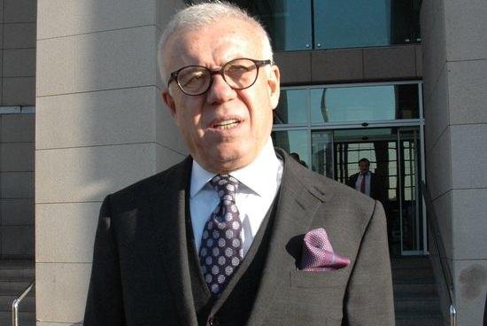 <p><strong>Ertuğrul Özkök - Hürriyet</strong><br />
<br />
<span style="color:#FFD700"><strong>Ben Hasan Karakaya’ya hakkımı helal ediyorum</strong></span><br />
<br />
ERSOY Dede son fotoğrafını paylaşmış...<br />
Hasan Karakaya gülümsüyor...<br />
Yüzünde ölümün hiçbir alameti yok...<br />
Belli ki kutsal topraklarda olduğu için mutlu da...<br />
Hayat böyle bir şey işte...<br />
İncecik bir çizgi... Bazen çok acı çekiyorsun, çok zor geçiyorsun...<br />
Bazen de geçiveriyorsun...<br />
O bir mahallede, ben bir başka mahallede, herkes sanırdı ki düşmanız birbirimize...<br />
Ne o benim yazdığım tek yazının altına imza atardı, ne de ben onunkinin...<br />
Hepsi hepsi, bir, bilemedin iki yazıda buluşmuştur gönüllerimiz...<br />
Kızardık birbirimize de, düşman değildik...<br />
Diyorum ya... Hayat böyle bir şey...<br />
Geliyoruz....<br />
Kavga da ediyoruz...<br />
Ama sonunda hepimiz gidiyoruz işte...<br />
Sevgili Hasan... Eğer varsa, ben sana hakkımı üç defa helal ediyorum...<br />
Umarım sen de bana hakkını helal etmişsindir, ediyorsundur...<br />
Etmezsen de canın sağ olsun...<br />
Ben mazereti bulurum, hakkını helal etmeyişini hak ettim derim, yine de helal<br />
ederim hakkımı sana..</p>