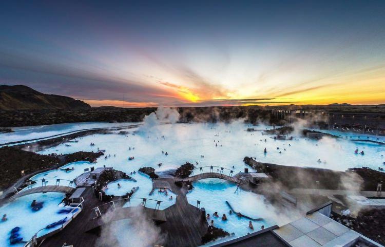 <p>Kendinizi peri masallarında gibi hissedeceğiniz kasabaları ziyaret ettikten sonra günün yorgunluğunu <strong>Blue Lagoon'da</strong> atabiliyorsunuz. </p>
