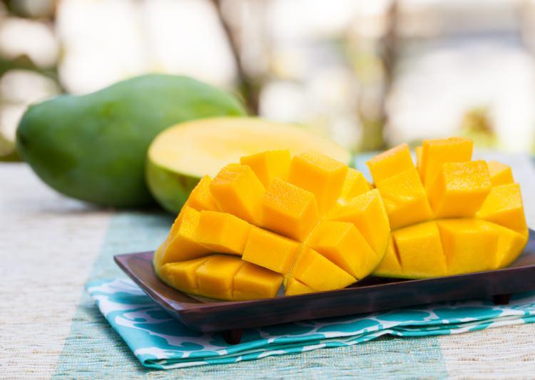 <p>- Yapılan çalışmalara göre düzenli mango tüketenlerin<strong> bir ayda 12 kilo verdiği</strong> görülmüştür. </p>
