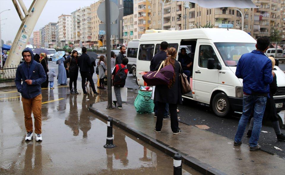 <p><strong>"Yağmur altında bir saattir araç bekliyorum"</strong></p>

<p>Mağduriyet yaşayan vatandaşlardan Kadir Yılmaz, yaptığı açıklamada, belediyenin vatandaşlara hizmet vermek yerine eziyet ettiğini söyledi.</p>
