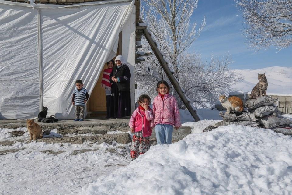 <p>Vatandaşlar, evlerin ve ağıllarının önünde biriken kar ve buz sarkıtlarını küreklerle temizledi. </p>
<p> </p>