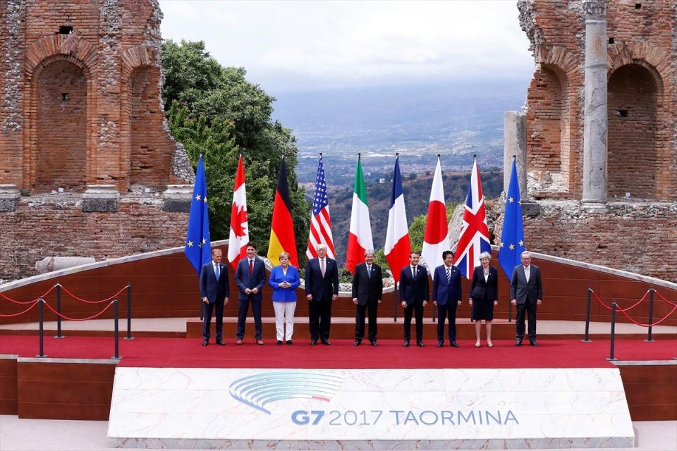 <p>Gentiloni, vatandaşların kendilerinden terör ve güvenlik konusunda bir mesaj beklediğini belirterek, "Bugün, Taormina’da çok önemli bir açıklama yapacağız." ifadesini kullandı. </p>
<p> </p>