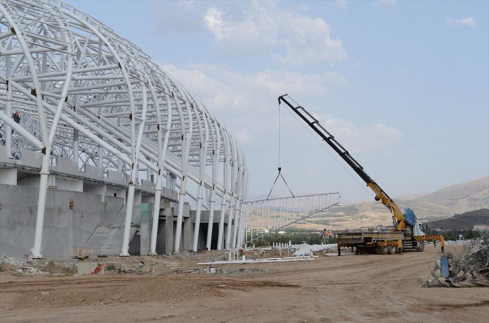 <p>Battalgazi ilçesi İnönü Üniversitesi Yerleşkesi karşısında, yaklaşık 136 bin metrekarelik arazi üzerine inşa edilen stat, UEFA ve FIFA kriterlerinde, çim zeminden itibaren 6 kat yüksekliğinde, 25 bin kişi kapasiteli yapılıyor.</p>

<p> </p>
