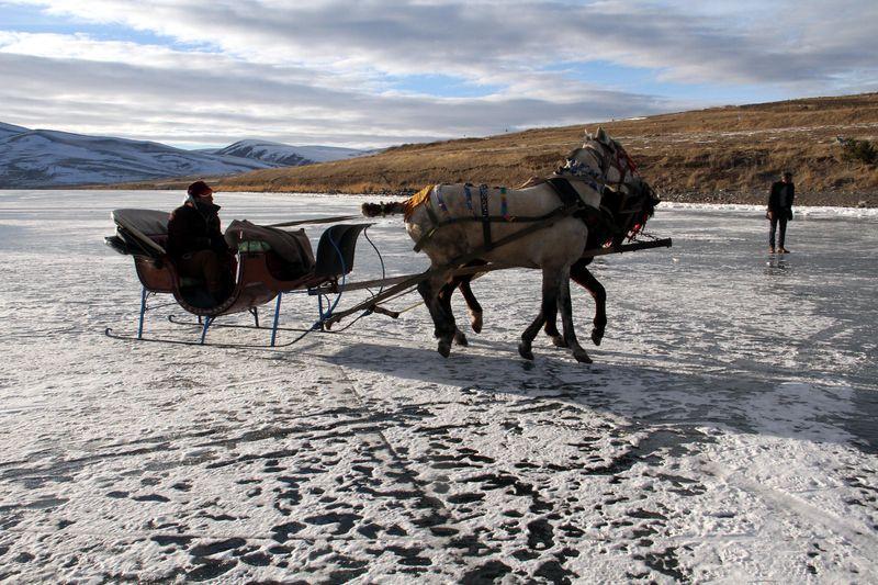 <p>Çıldır Gölü, yüzeyinin tümüyle kalın buz tabakasıyla kaplanmasıyla yerli ve yabancı turistlerin ilgi odağı oldu. Yörenin sembolü atlı kızaklarla gezilerin düzenlendiği göl, özellikle gün batımında buz üzerinde oluşan yansımalarla büyüleyici manzaralar oluşturuyor. </p>
<p> </p>