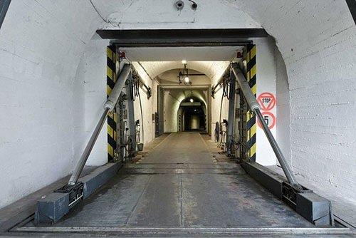 <p>Sadece milyonerler i&ccedil;in inşa edilen sığınaklarda, felaket halinde 1 yıl boyunca hi&ccedil; dışarı &ccedil;ıkmadan hayatlarını s&uuml;rd&uuml;rebilecekleri iddia ediliyor.</p>
