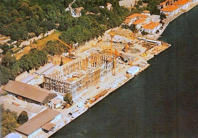 <p>70. Daha önce Şeref Stadı olarak kullanılan Çırağan Sarayı'nın bahçesine otel inşa ediliyor (1987-90)</p>